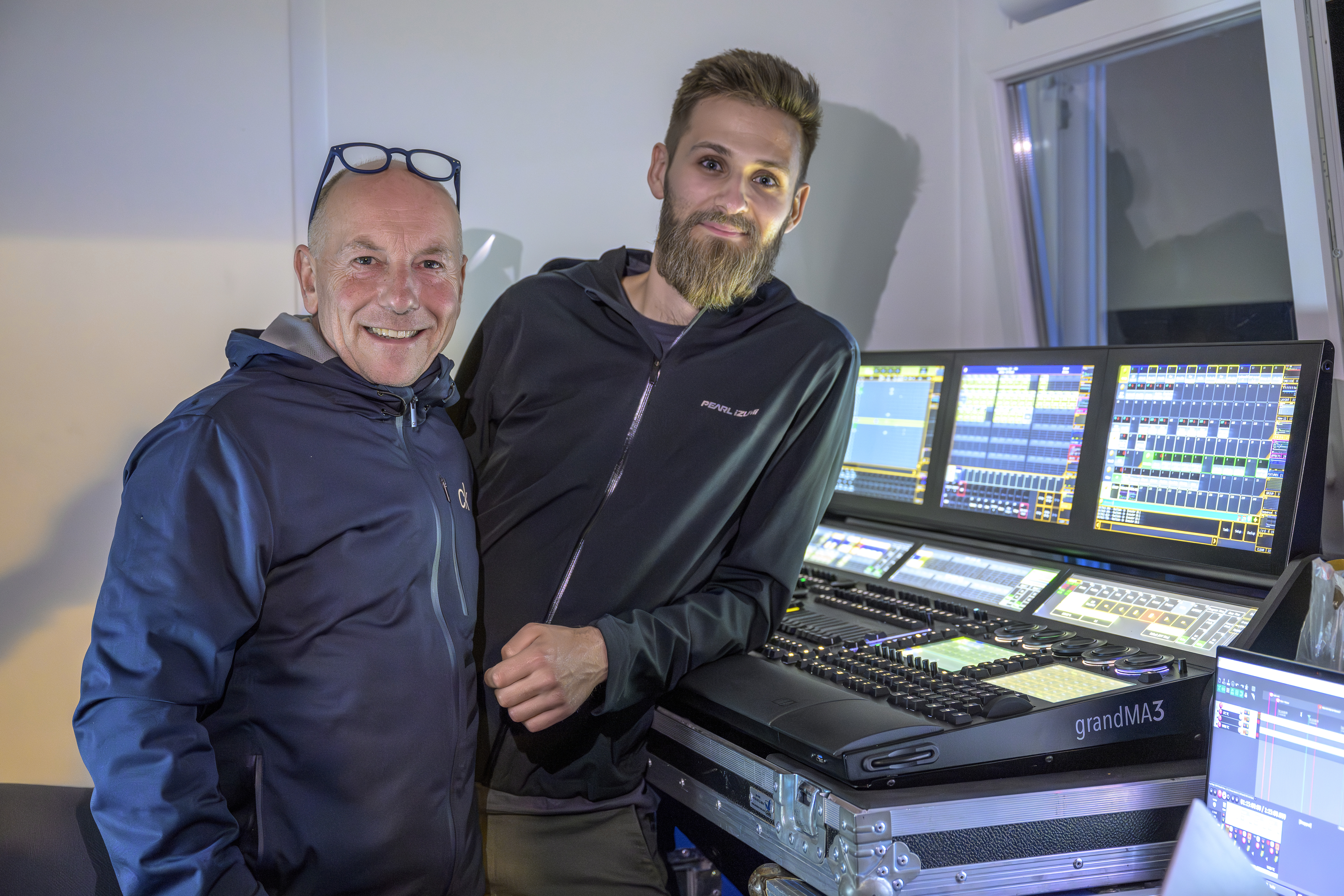 Maximilian Strobl ist der Mann der hinter Technik von ZugMagic steht. Nicht nur künstlerisch und technisch ist er top, auch menschlich war er mit seiner gelassenen Art eine grosse Bereicherung des Teams.